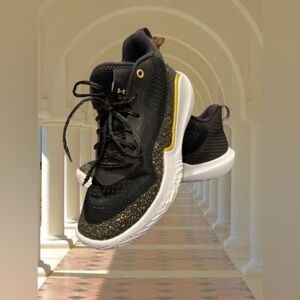 Womens Under Armour 3024594-002 Flow Breakthru 2 basketball indoor shoes Size 11